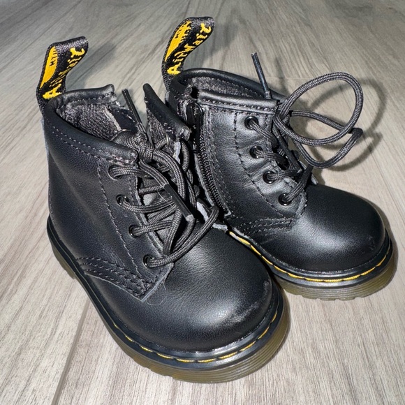 Dr. Martens Other - Dr. Martens Airwick Unisss Kids Combat boot